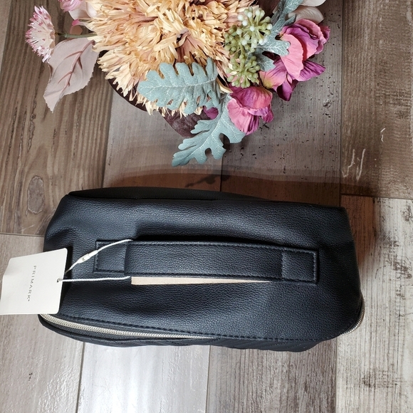 NWT Primark Black Cosmetic Bag with Quilted Texture and Gold Hardware Letter "L" - Picture 4 of 16